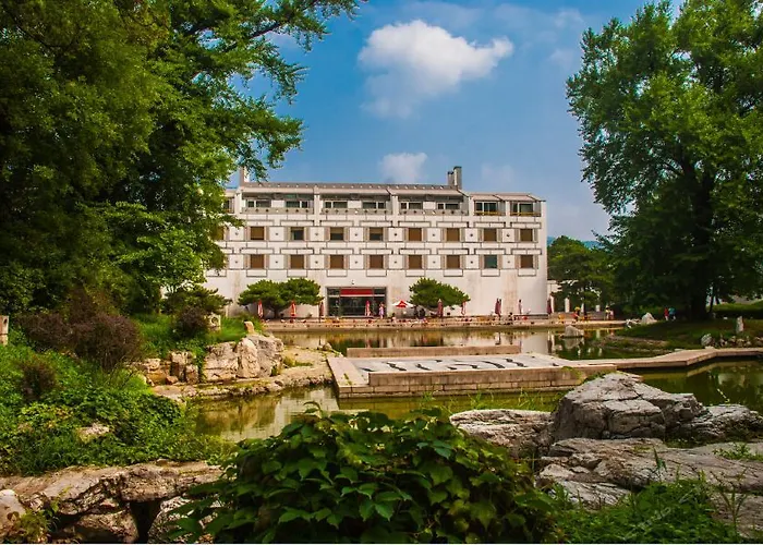 Fragrant Hill Hotel